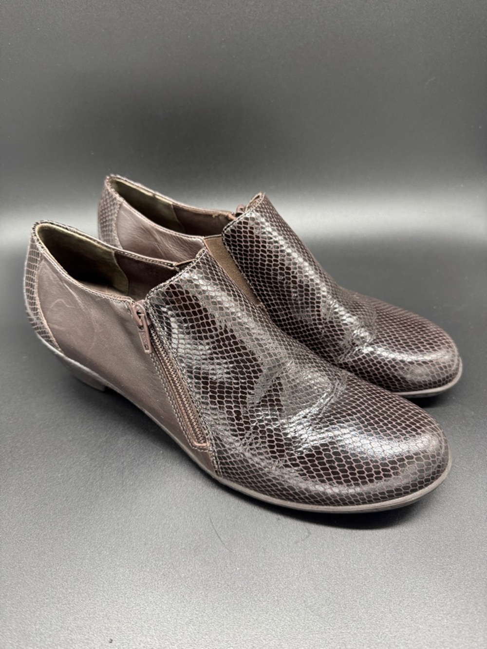Walking Cradles Brown Snake-Texture Zip Side Booties Sz 10